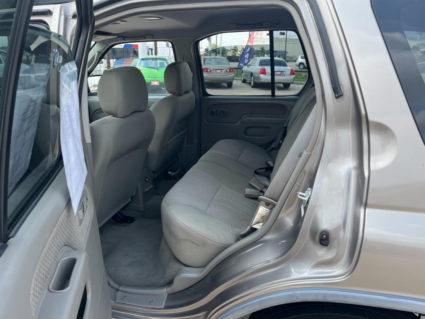 2004 GOLD /gray Nissan Xterra (5N1ED28T84C) , Automatic transmission, located at 14700 Tomball Parkway 249, Houston, TX, 77086, (281) 444-2200, 29.928619, -95.504074 - Photo#9